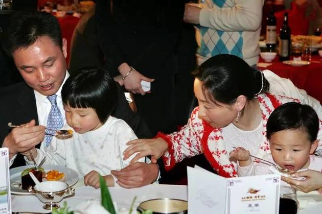 杜鵑一直站在黃光裕的羽翼背后，相夫教子，風(fēng)格非常低調(diào)。